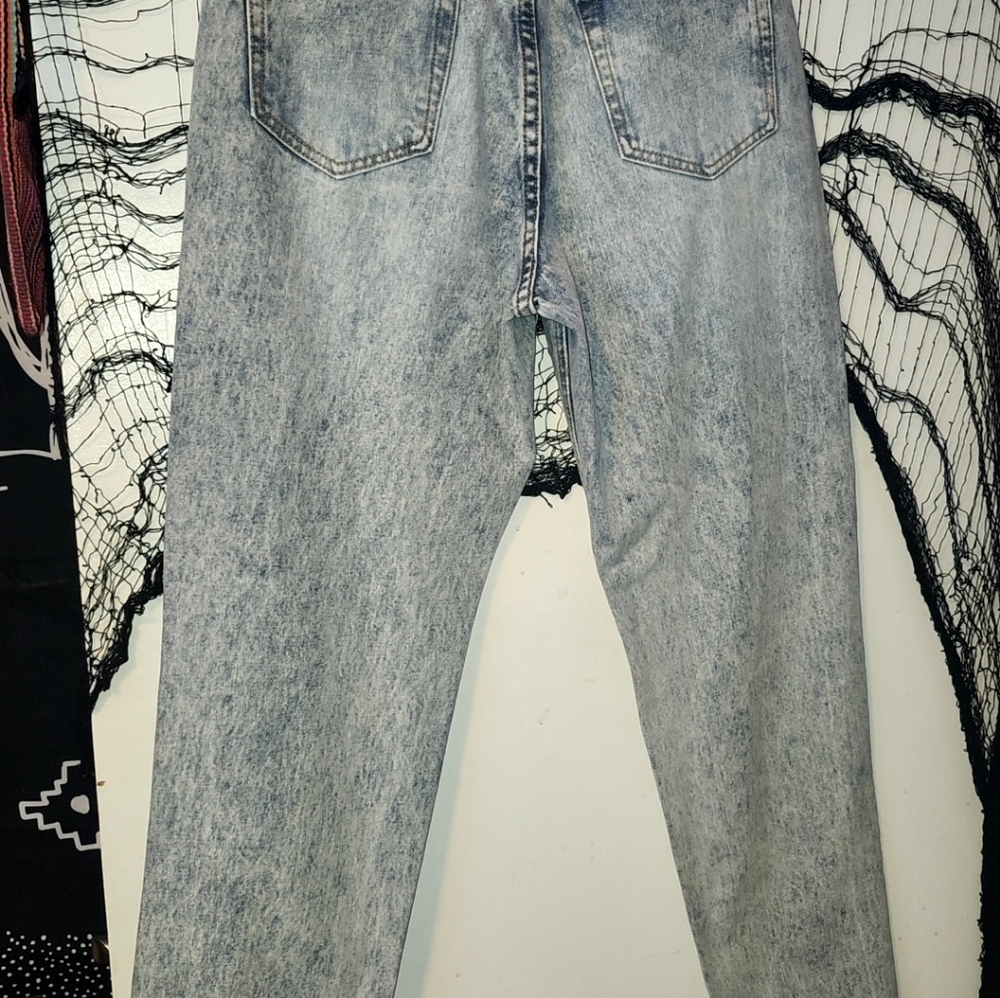 ✨️Womans Riot Light Blue Distressed High Rise Mom Jeans✨️ - Picture 4 of 6